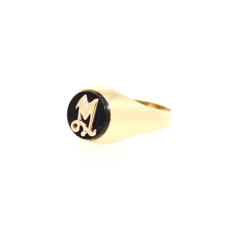 SELLO CON LETRA M EN ORO 18K CON ONIX